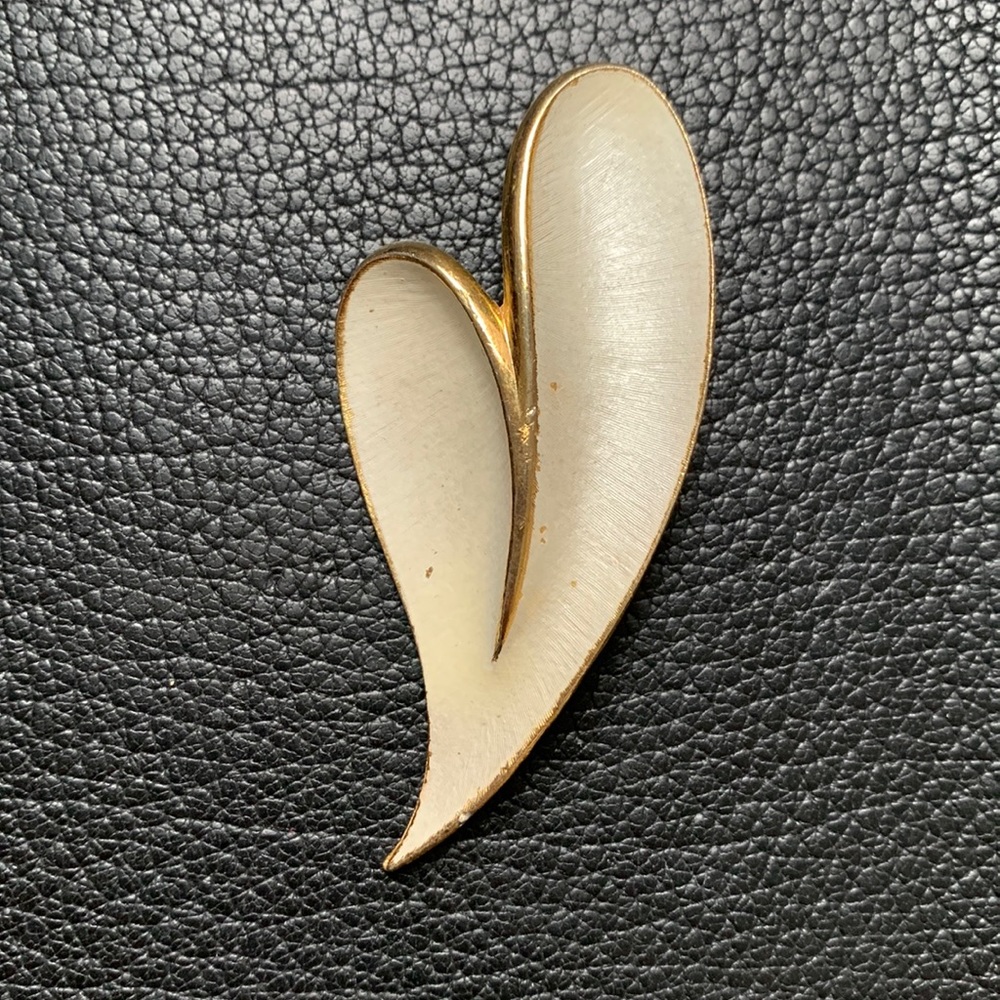 Vintage JJ Jonette heart shape pin.